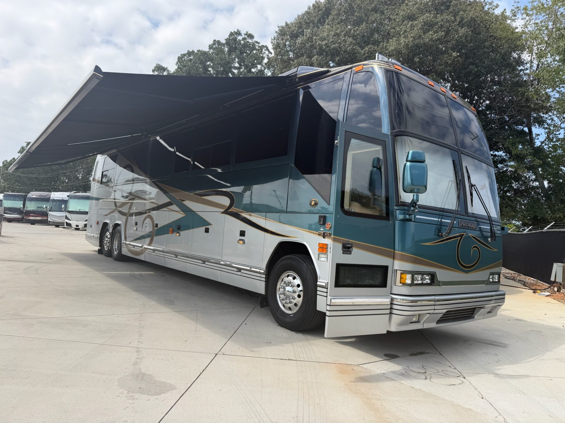2002 Prevost Featherlite H3-45