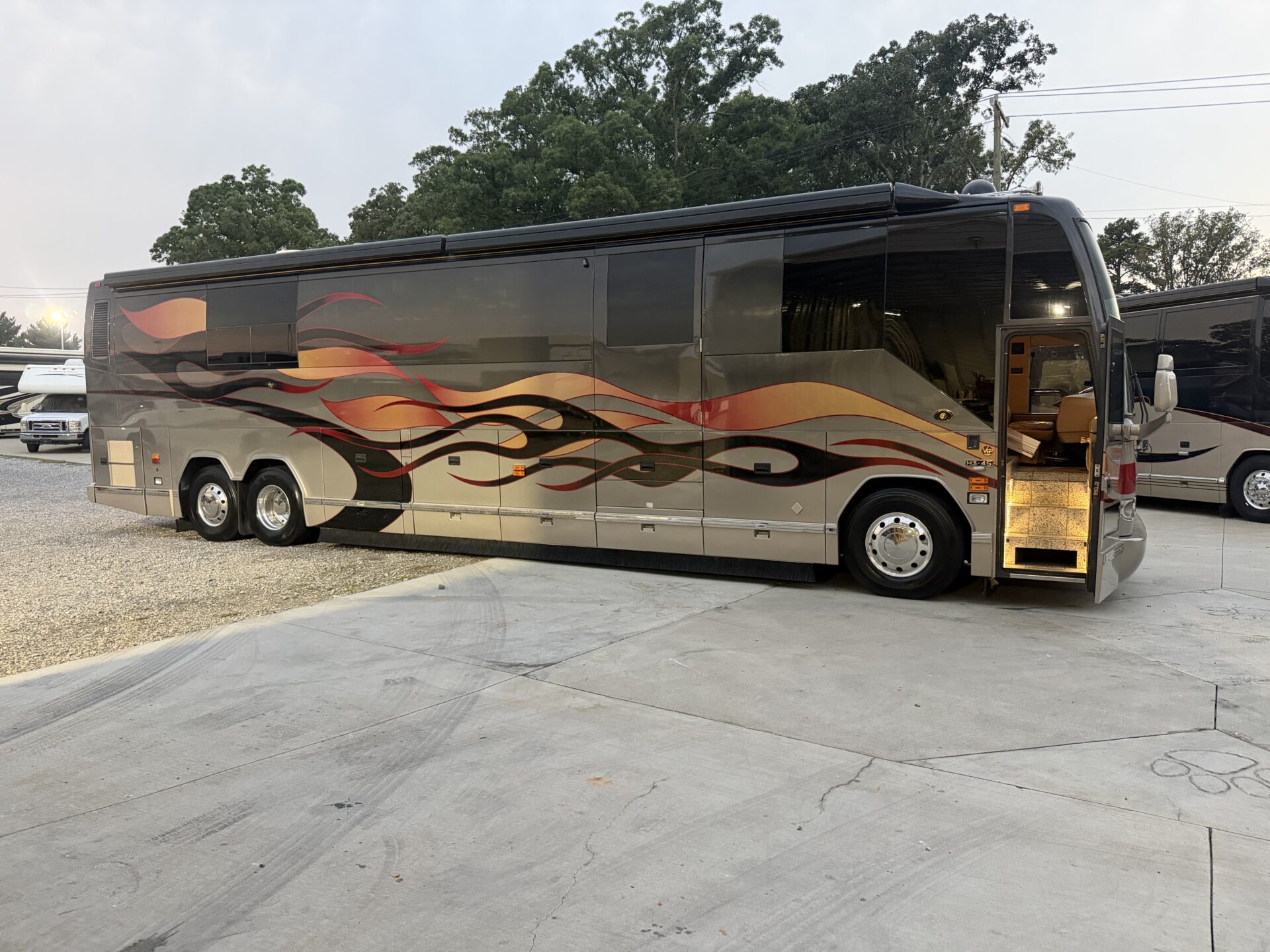 2005 Prevost Featherlite H3-45 bath & half handicap accessible rare bus